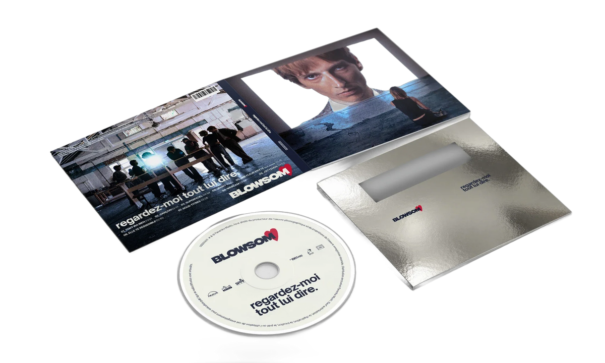 CD digipak ouvert, disque et fourreau argent à plat