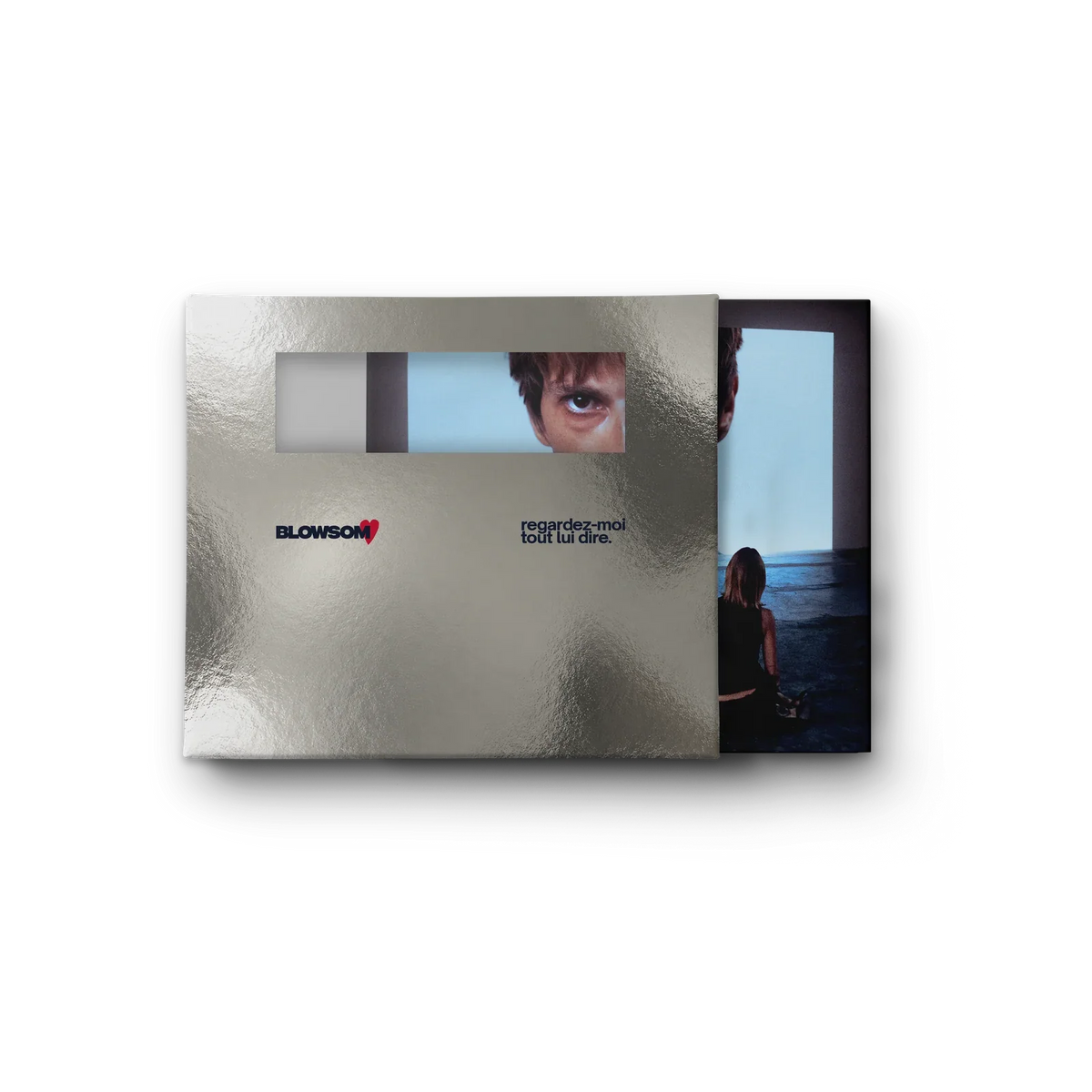 Le digipak glisse hors du fourreau argent